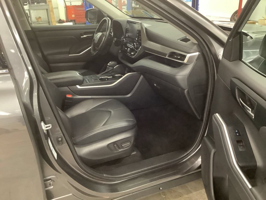 Used 2022 Toyota Highlander XLE AWD/4WD image 14