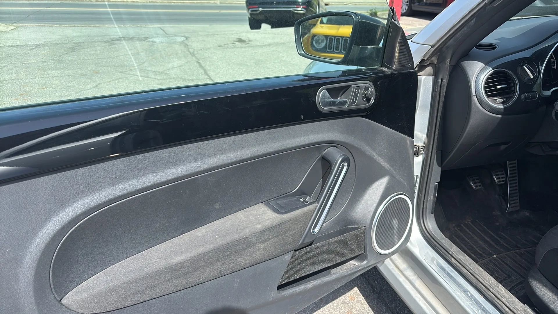 Used 2014 Volkswagen Beetle R-Line image 13