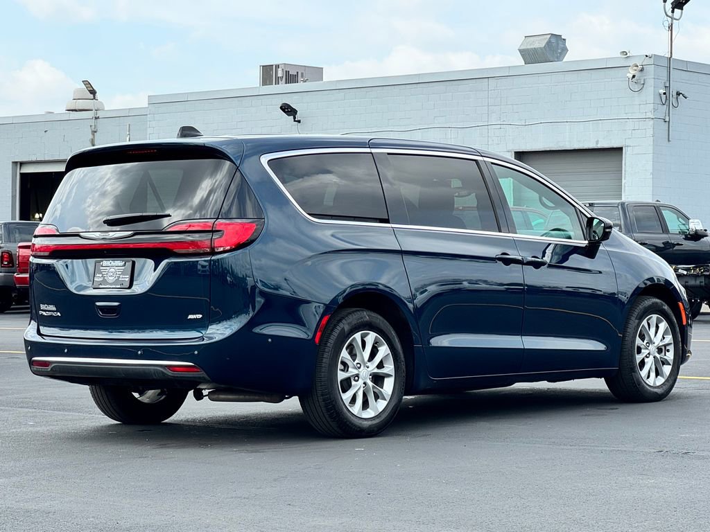 Used 2025 Chrysler Pacifica Select image 7