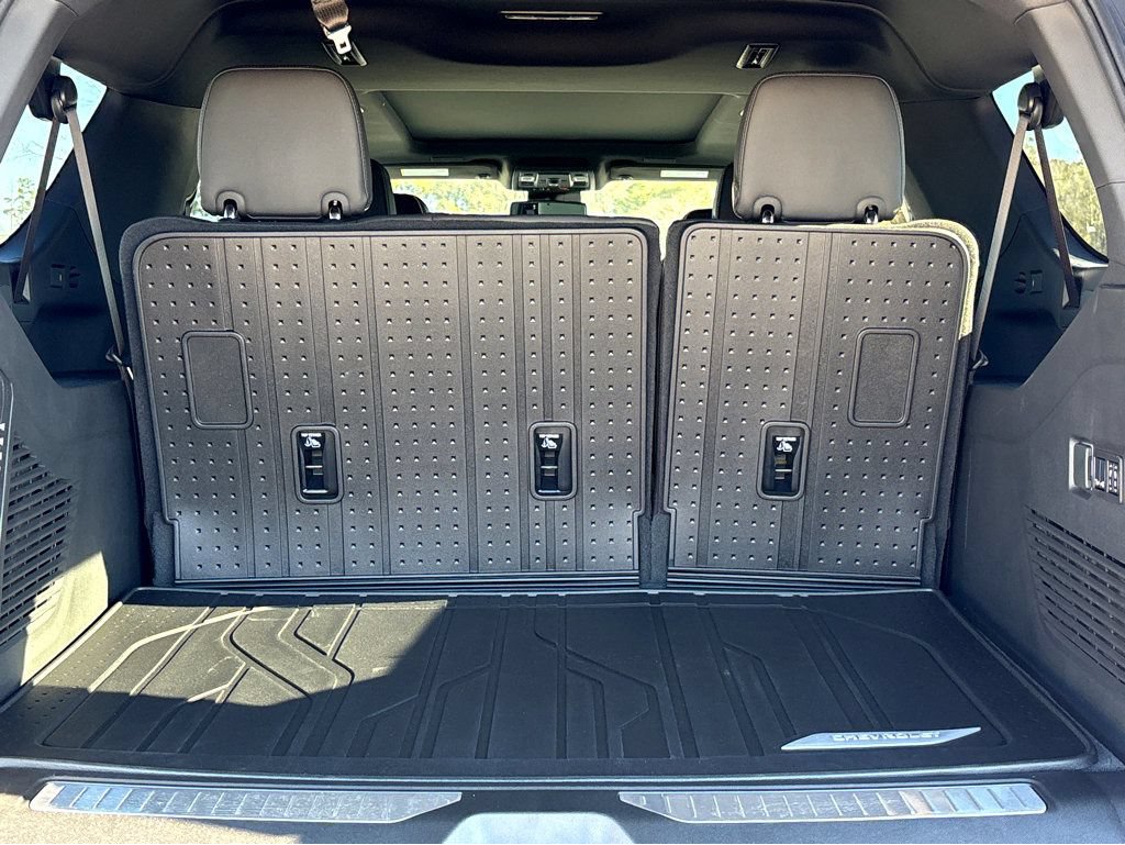 New 2025 Chevrolet Suburban Premier w/ Sun And Tow Package AWD/4WD image 23