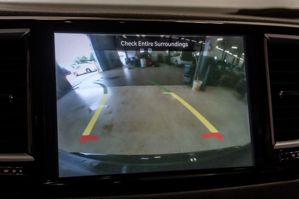 Used 2023 Chrysler Pacifica Touring-L FWD image 17