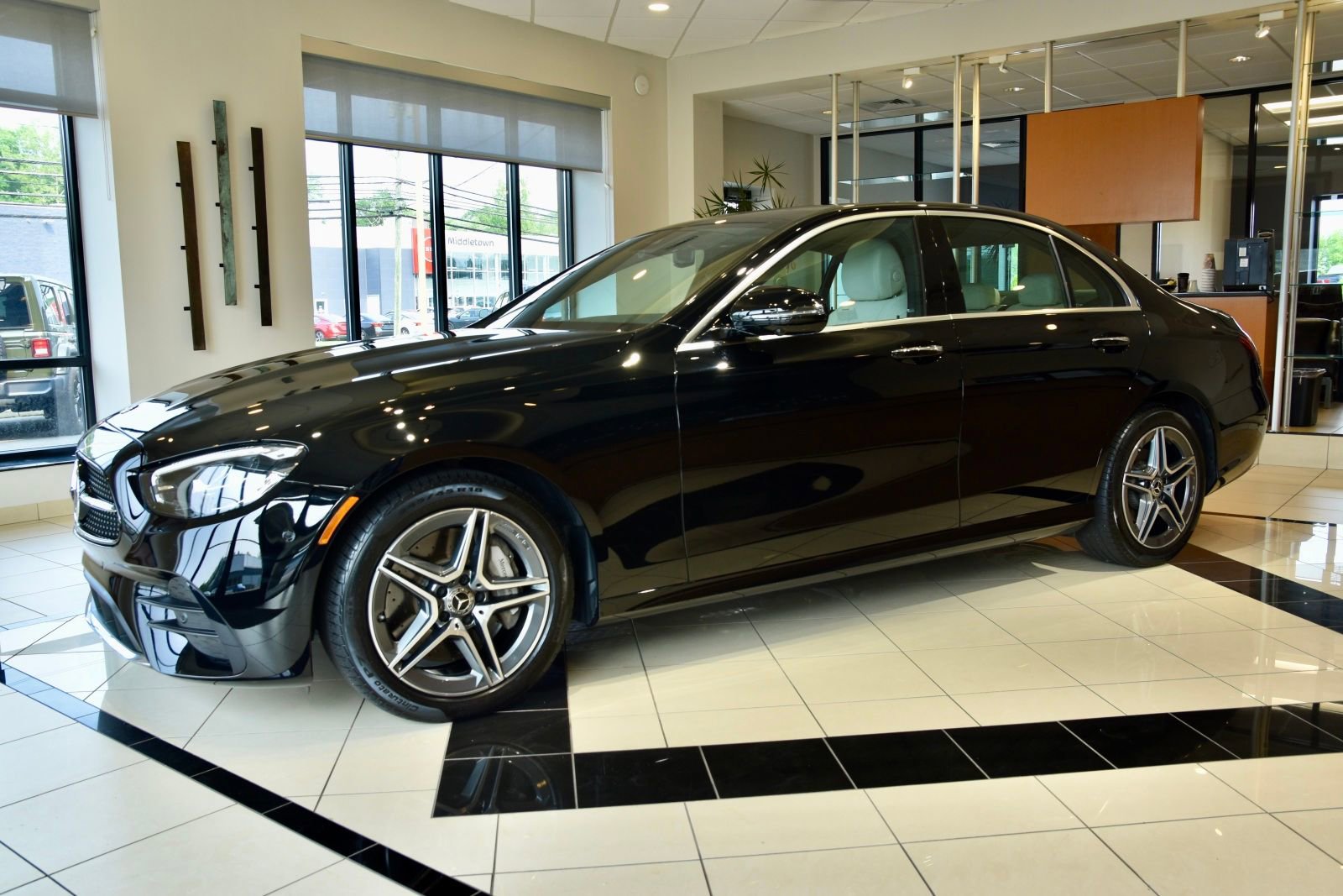 Used 2023 Mercedes-Benz E 350 4MATIC Sedan image 3