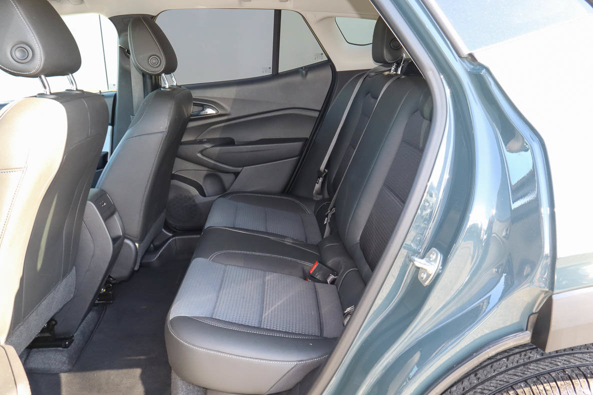 Used 2025 Chevrolet Trax LT FWD image 8