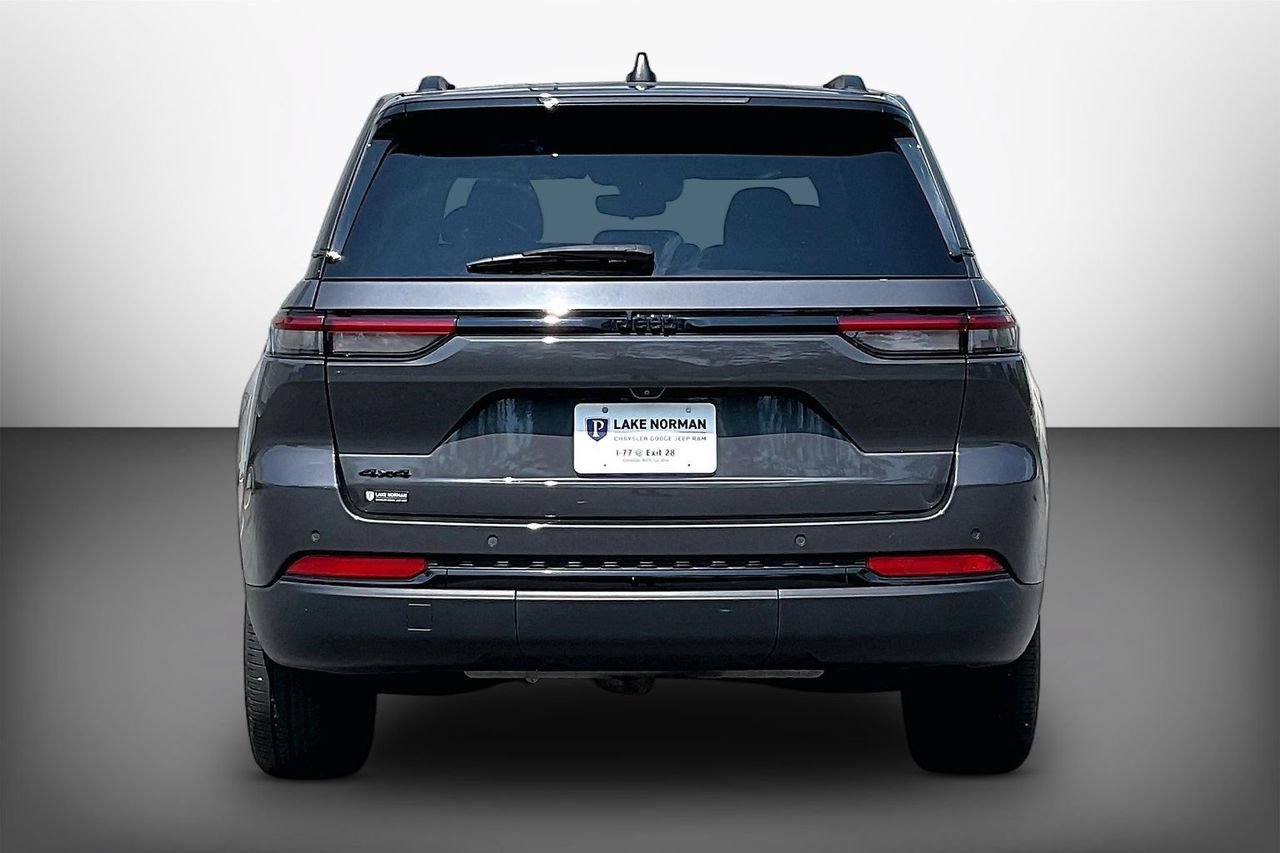 Used 2023 Jeep Grand Cherokee Altitude AWD/4WD image 7