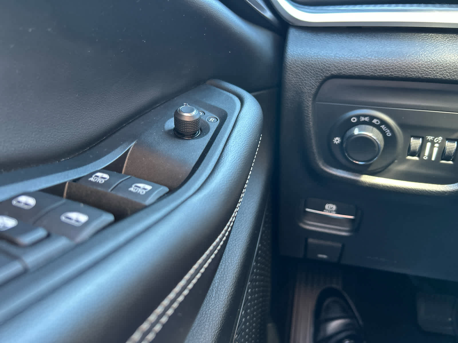 Used 2023 Jeep Grand Cherokee Altitude AWD/4WD image 24