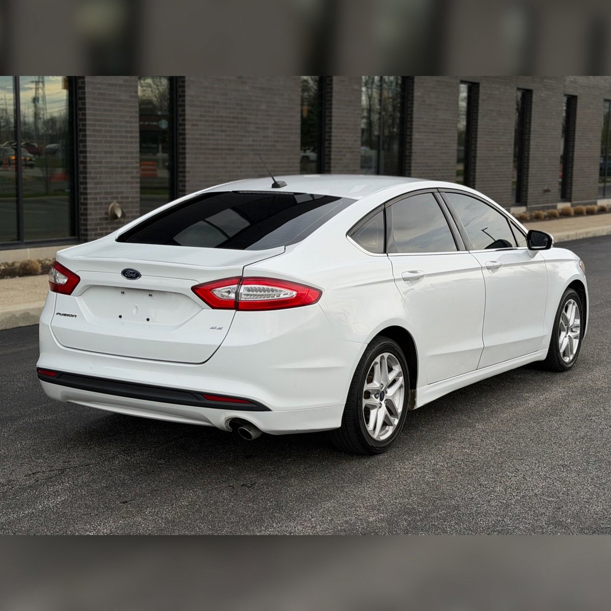 Used 2014 Ford Fusion SE image 2