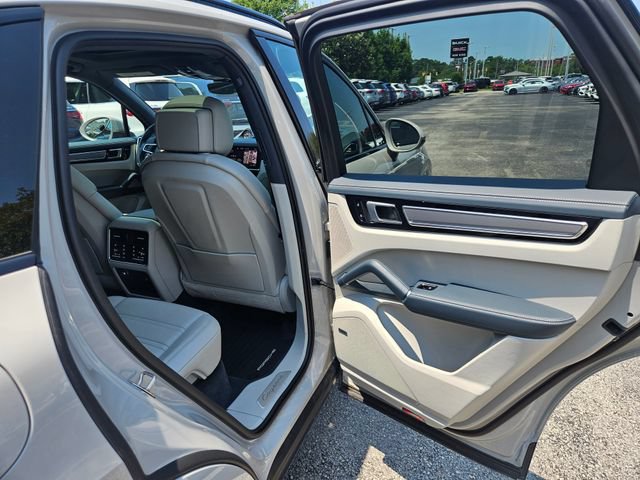 Used 2021 Porsche Cayenne AWD/4WD image 40