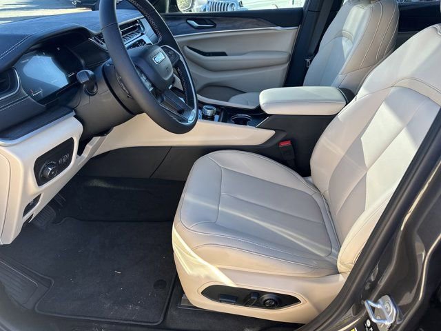 New 2025 Jeep Grand Cherokee L Limited w/ Black Appearance Package image 9