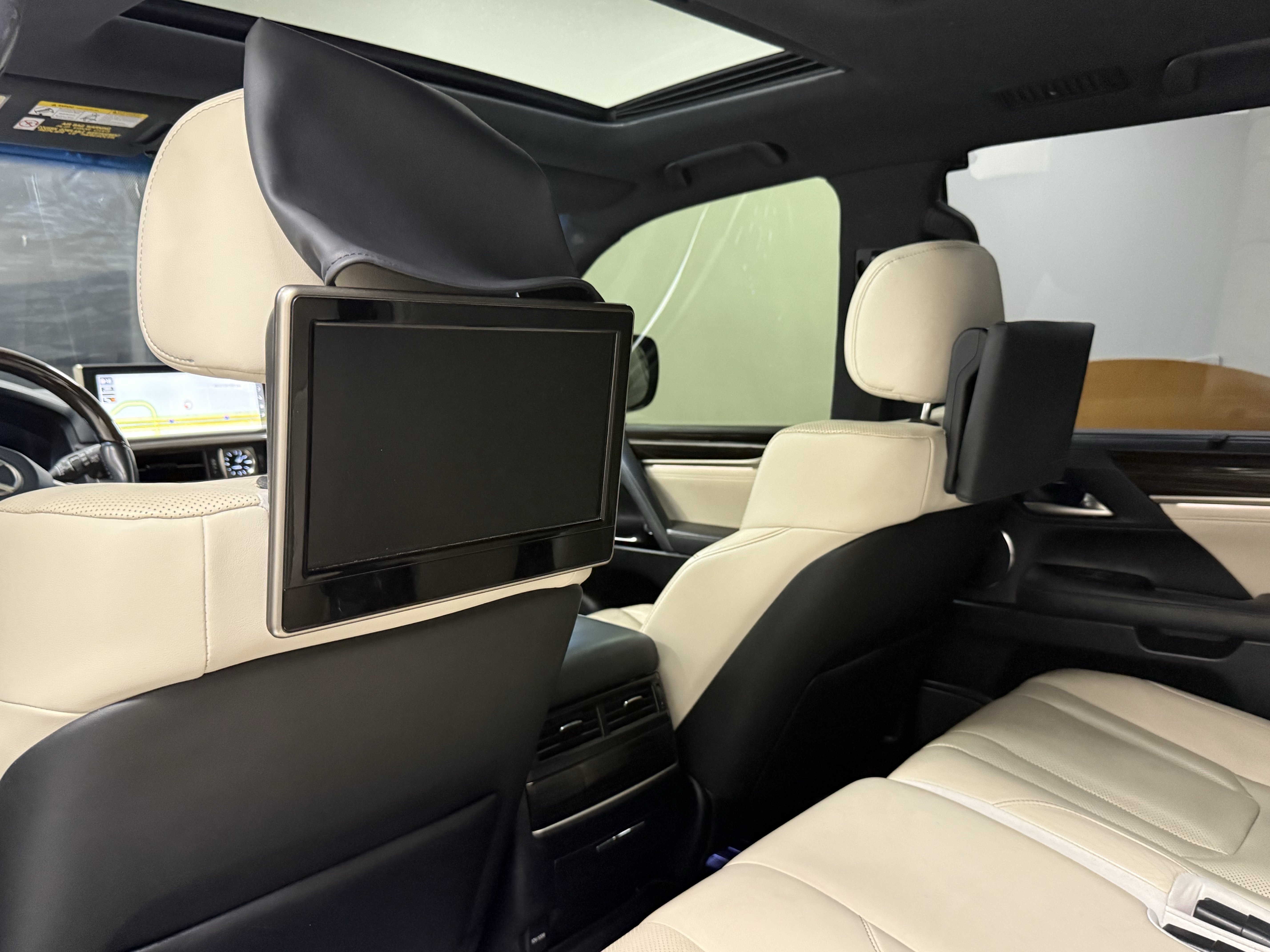 Used 2019 Lexus LX 570 4WD w/ Inspiration Series image 17