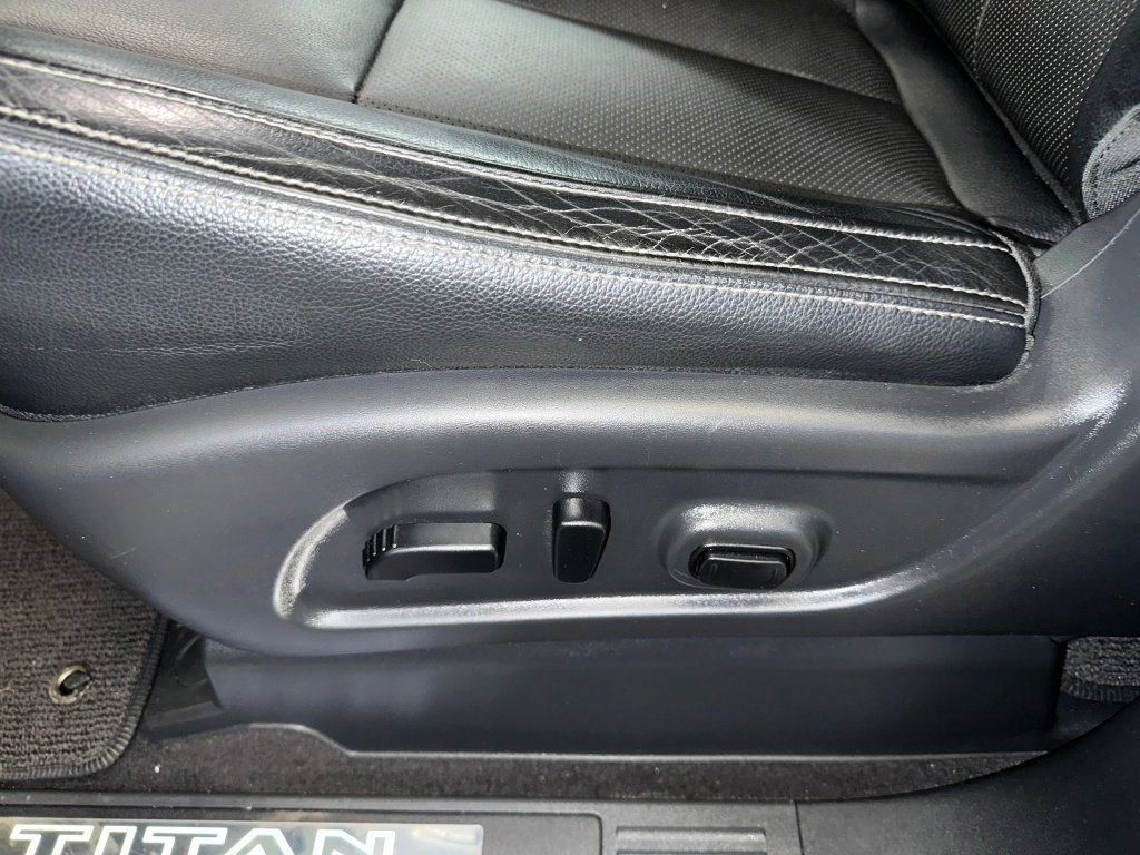 Used 2021 Nissan Titan SL w/ Moonroof Package image 3