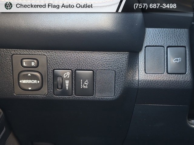 Used 2018 Toyota RAV4 SE image 25