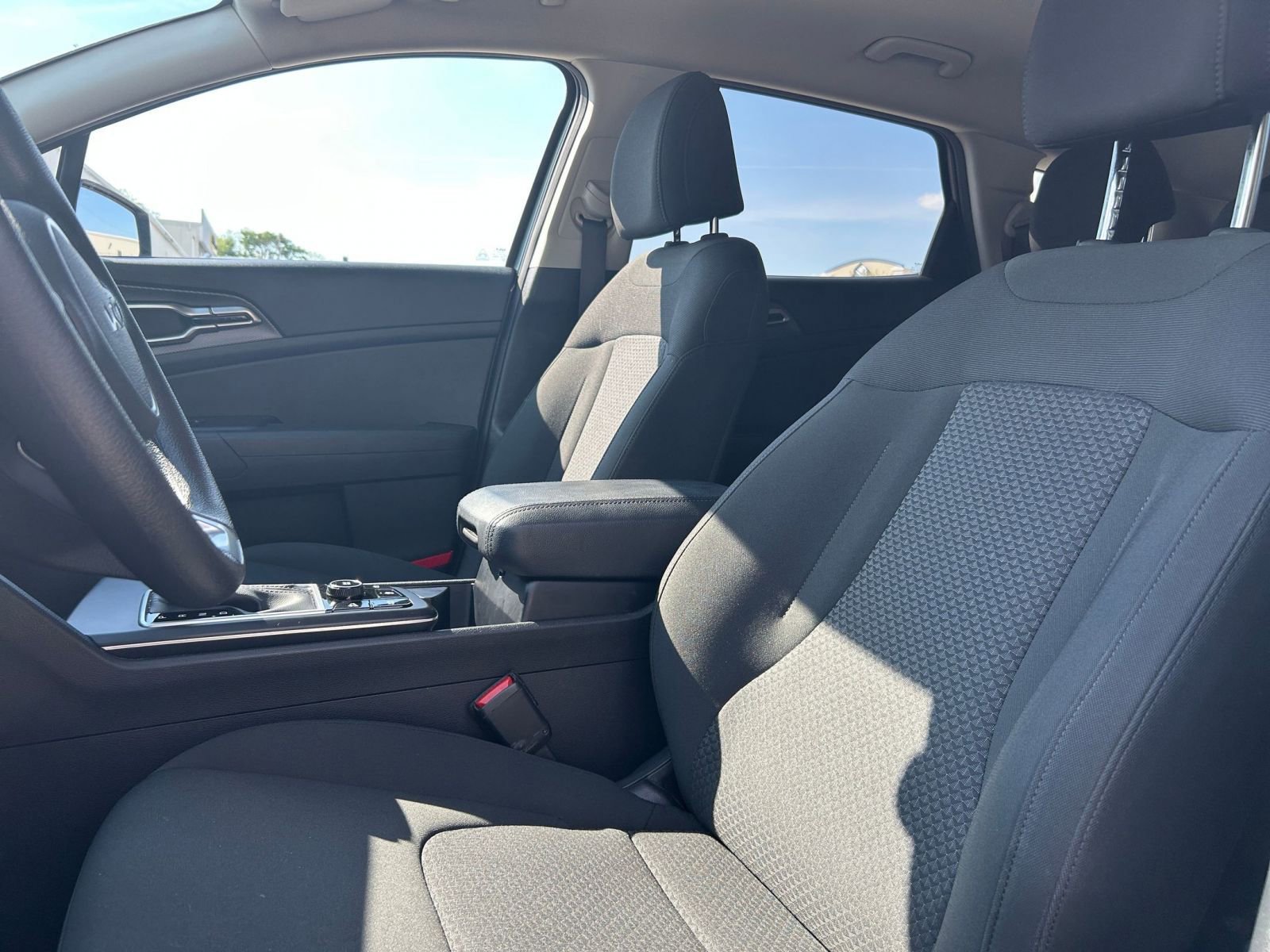 Used 2025 Kia Sportage LX FWD image 31