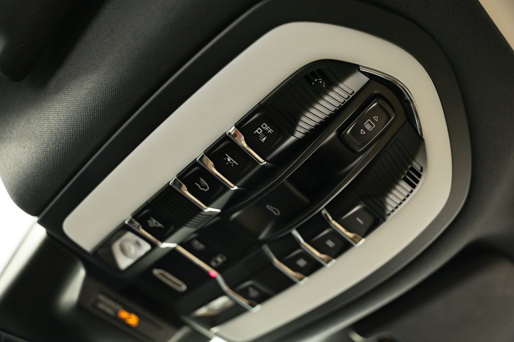 Certified 2026 Porsche Macan AWD/4WD image 41