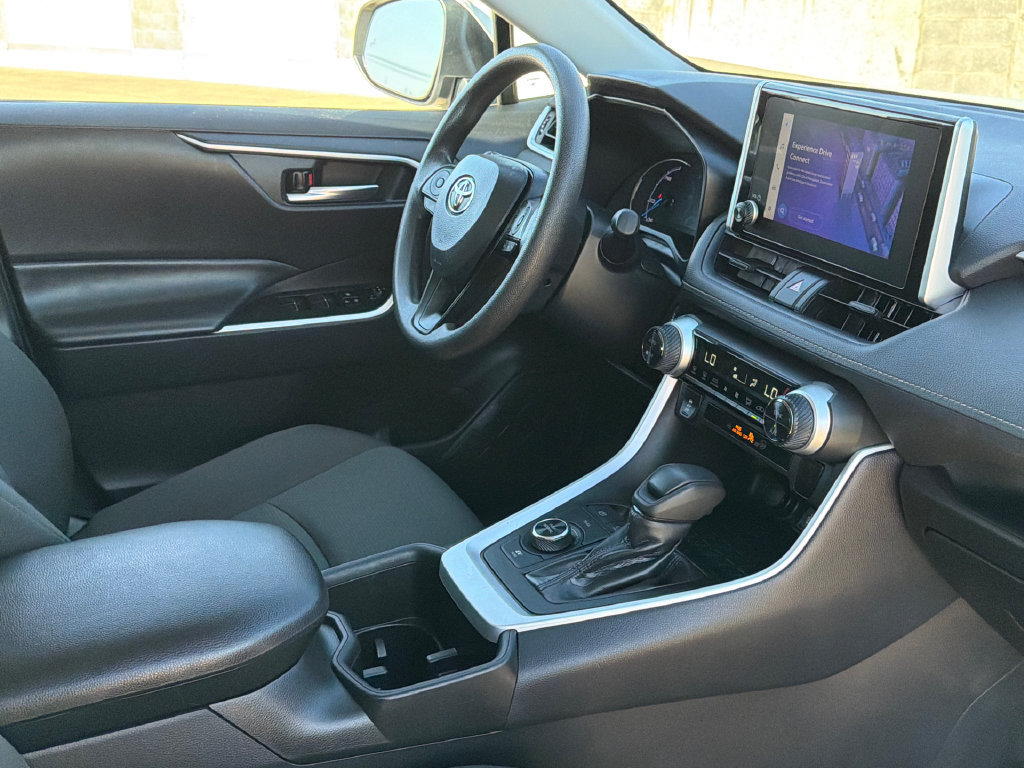 Used 2025 Toyota RAV4 XLE AWD/4WD image 12