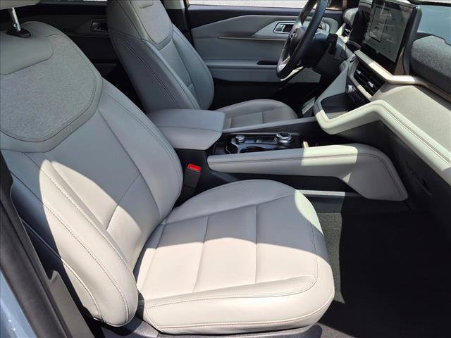 Used 2025 Ford Explorer Active w/ Active Comfort Package RWD image 18