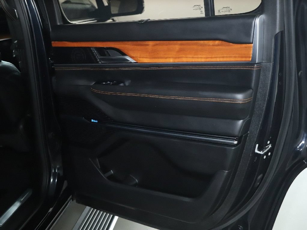 Used 2022 Jeep Grand Wagoneer Series III AWD/4WD image 35