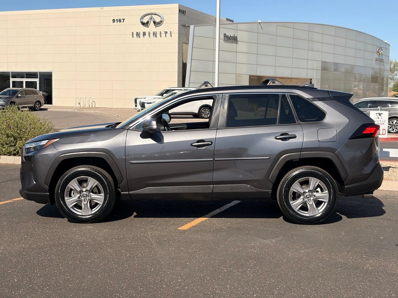Used 2022 Toyota RAV4 XLE w/ Convenience Package FWD image 3