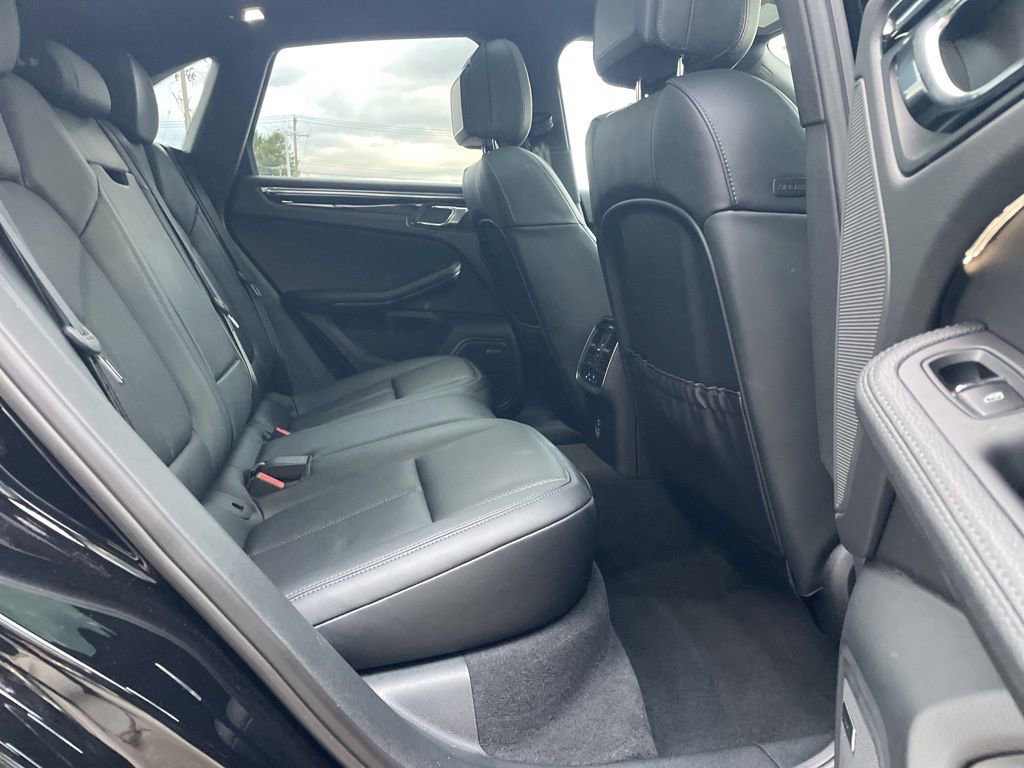 Certified 2025 Porsche Macan image 18