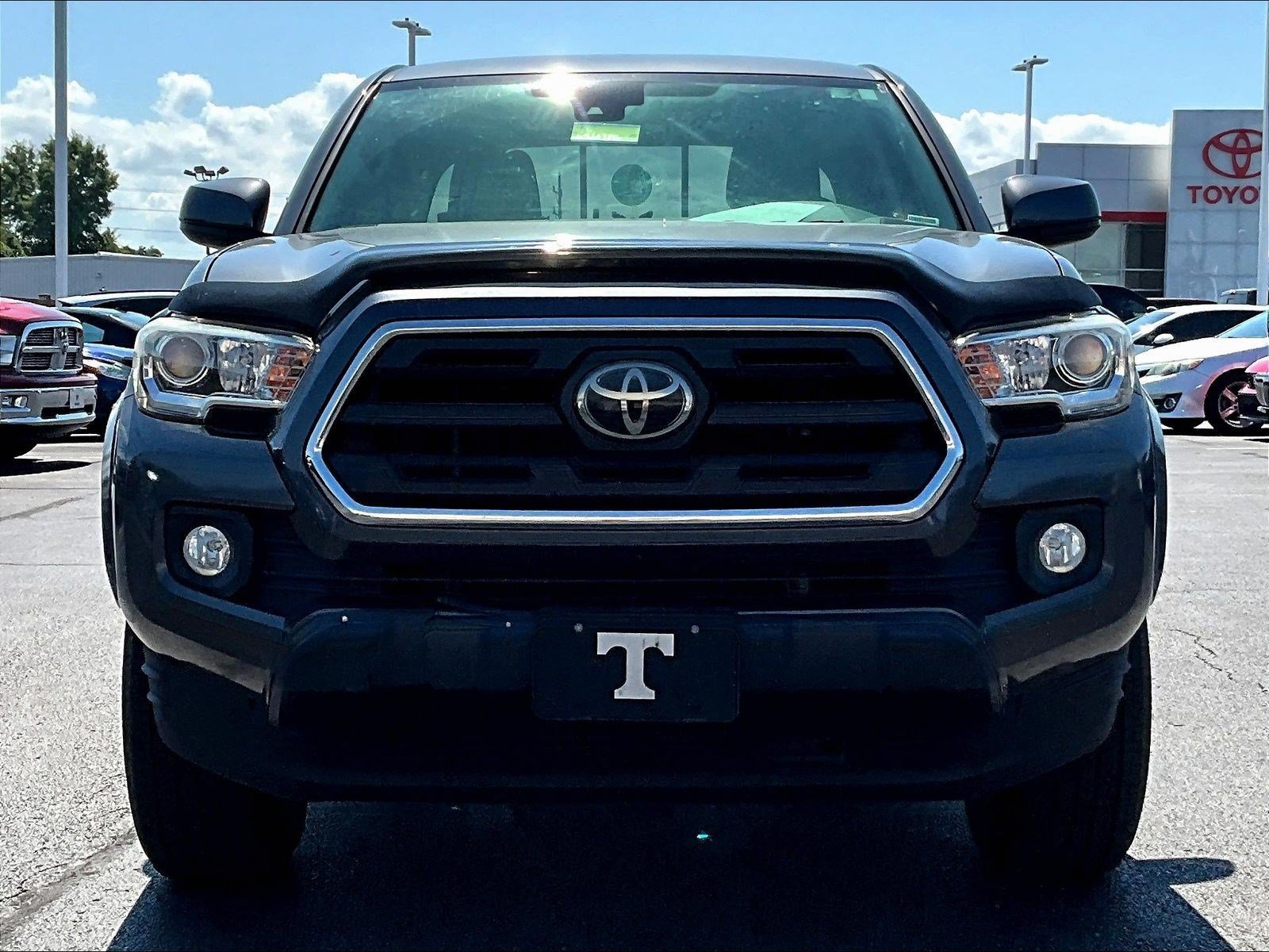 Used 2018 Toyota Tacoma SR5 AWD/4WD image 2