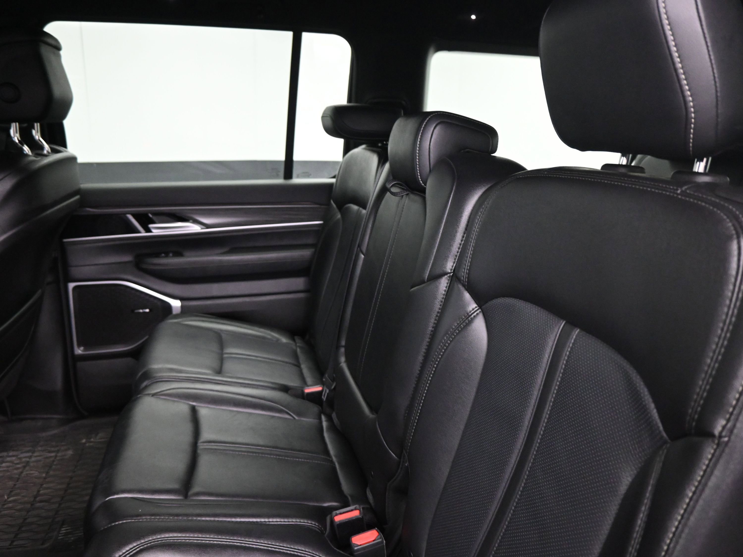 Used 2024 Jeep Wagoneer L Series II w/ Flexible Seating Group image 17