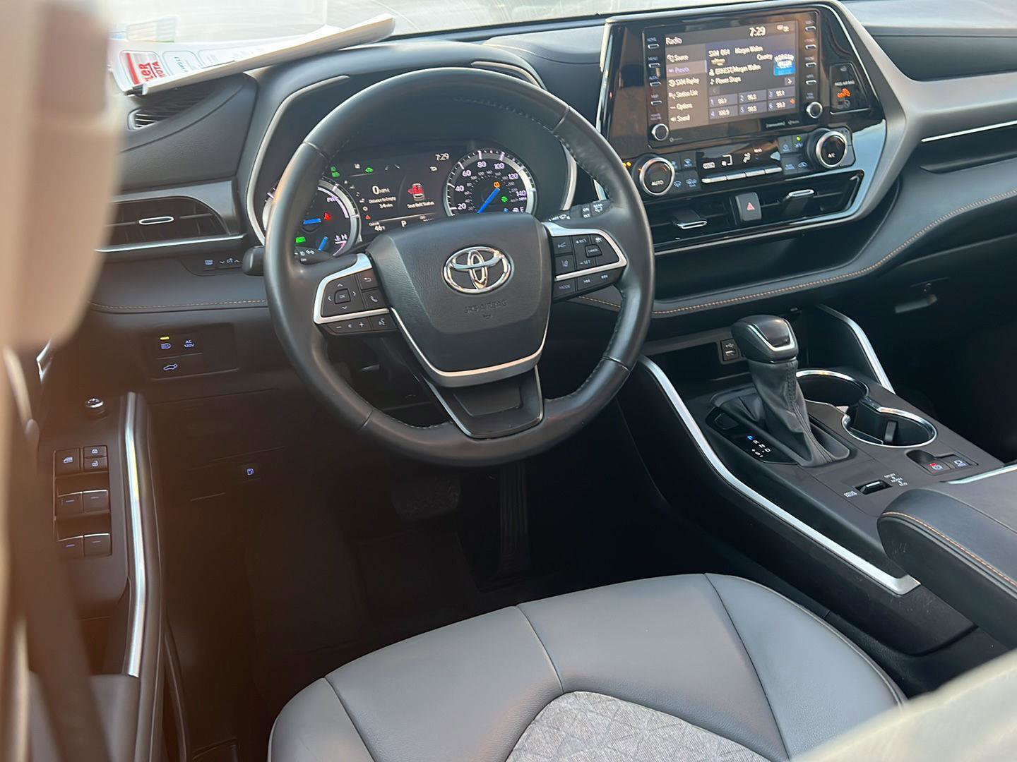 Used 2022 Toyota Highlander Bronze Edition FWD image 19