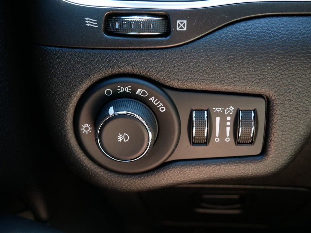 Used 2020 Jeep Cherokee Trailhawk w/ Cold Weather Group AWD/4WD image 16