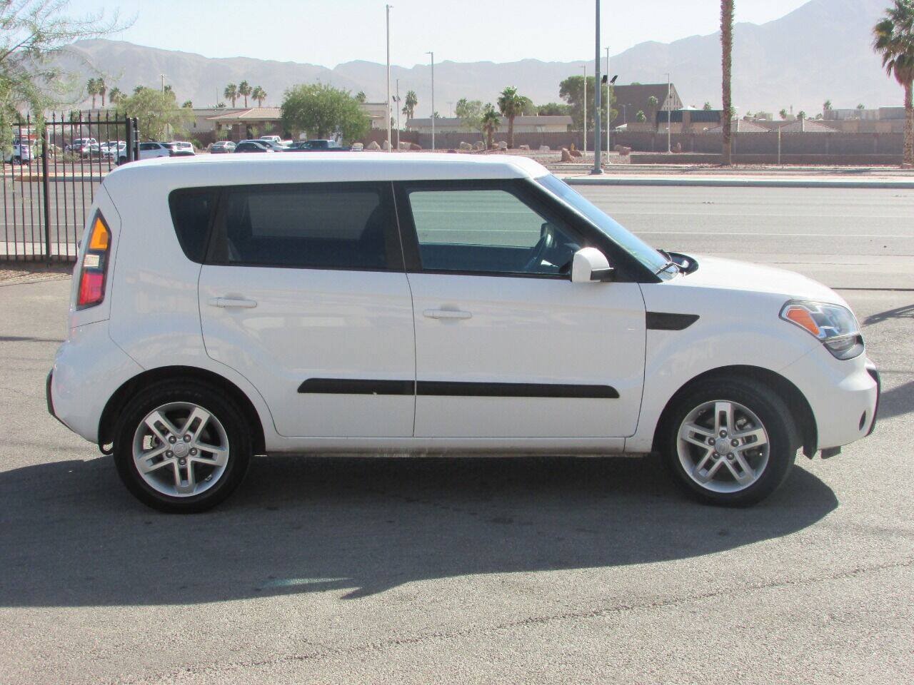 Used 2011 Kia Soul + w/ Audio Pkg FWD image 12