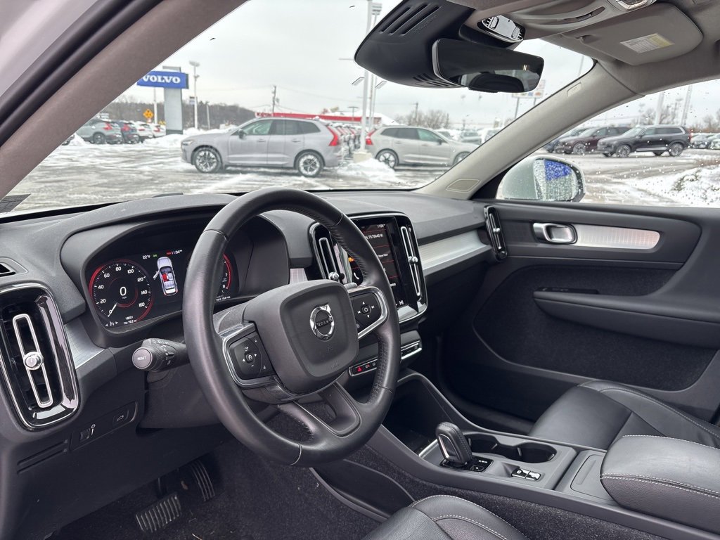 Used 2021 Volvo XC40 T5 Momentum w/ Premium Package image 16