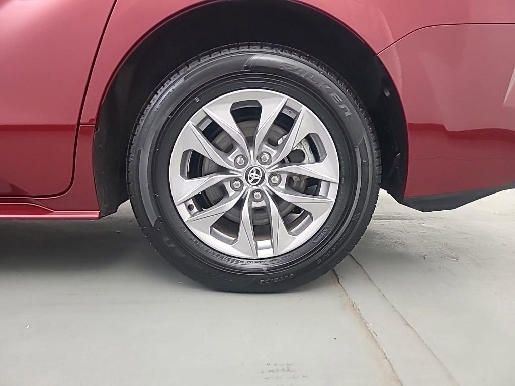 Used 2026 Toyota Sienna XLE image 11