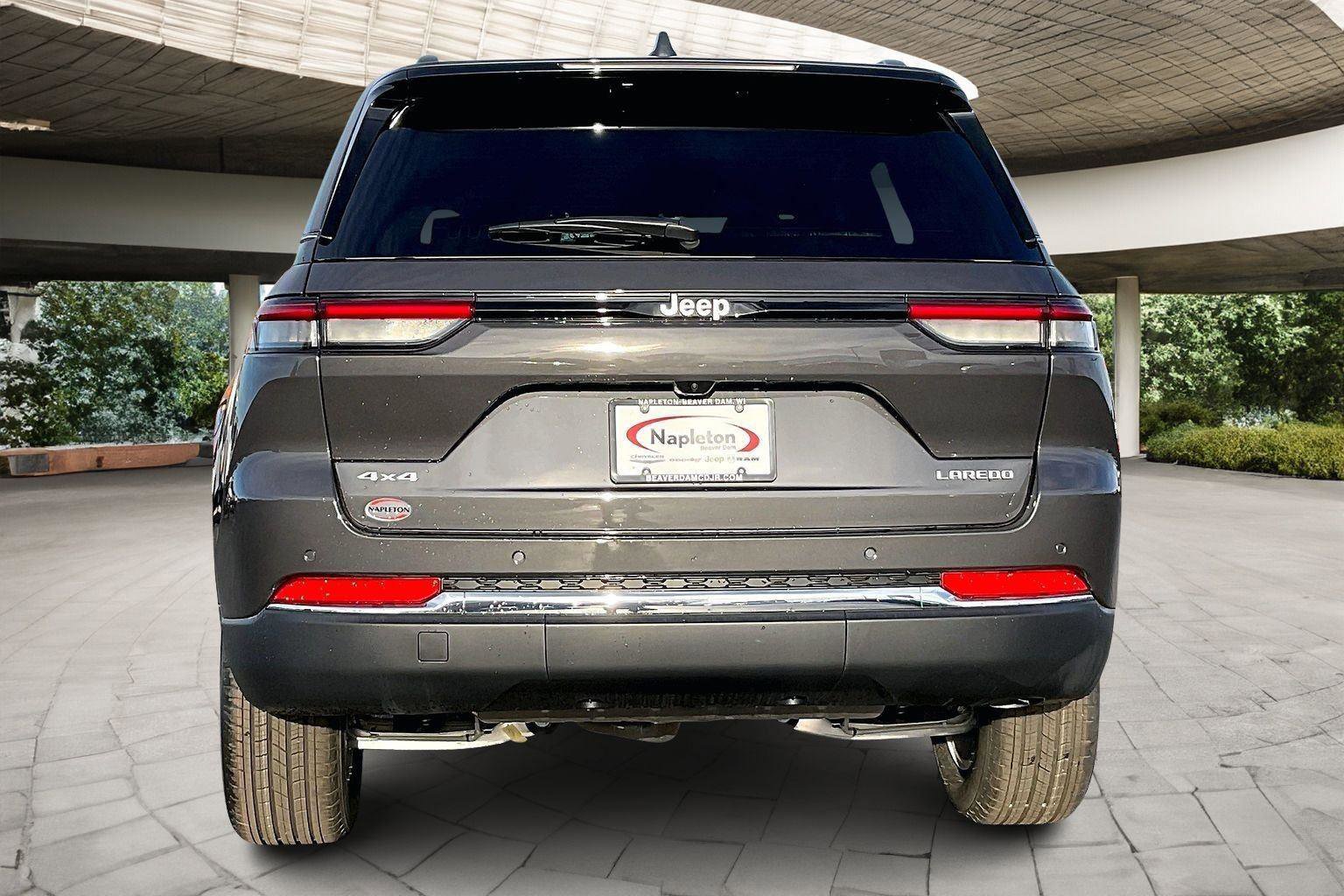 New 2025 Jeep Grand Cherokee Laredo X w/ Luxury Tech Group I image 4