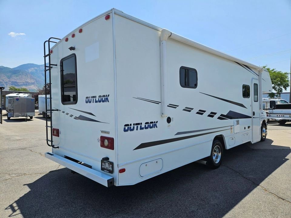 Used 2018 Ford E-450 and Econoline 450 Super Duty w/ Motorhome Prep Package RWD image 8