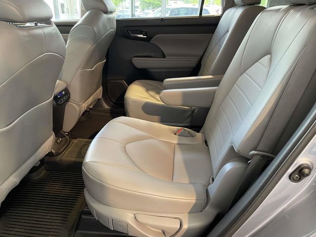 Used 2021 Toyota Highlander XLE AWD/4WD image 17