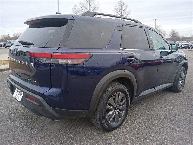 Used 2024 Nissan Pathfinder SV image 3
