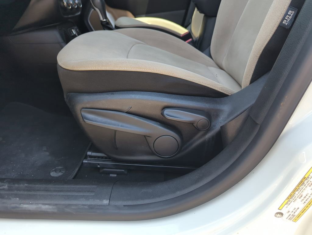 Used 2015 Jeep Renegade Latitude FWD image 13