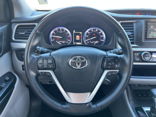 Used 2017 Toyota Highlander XLE AWD/4WD image 19
