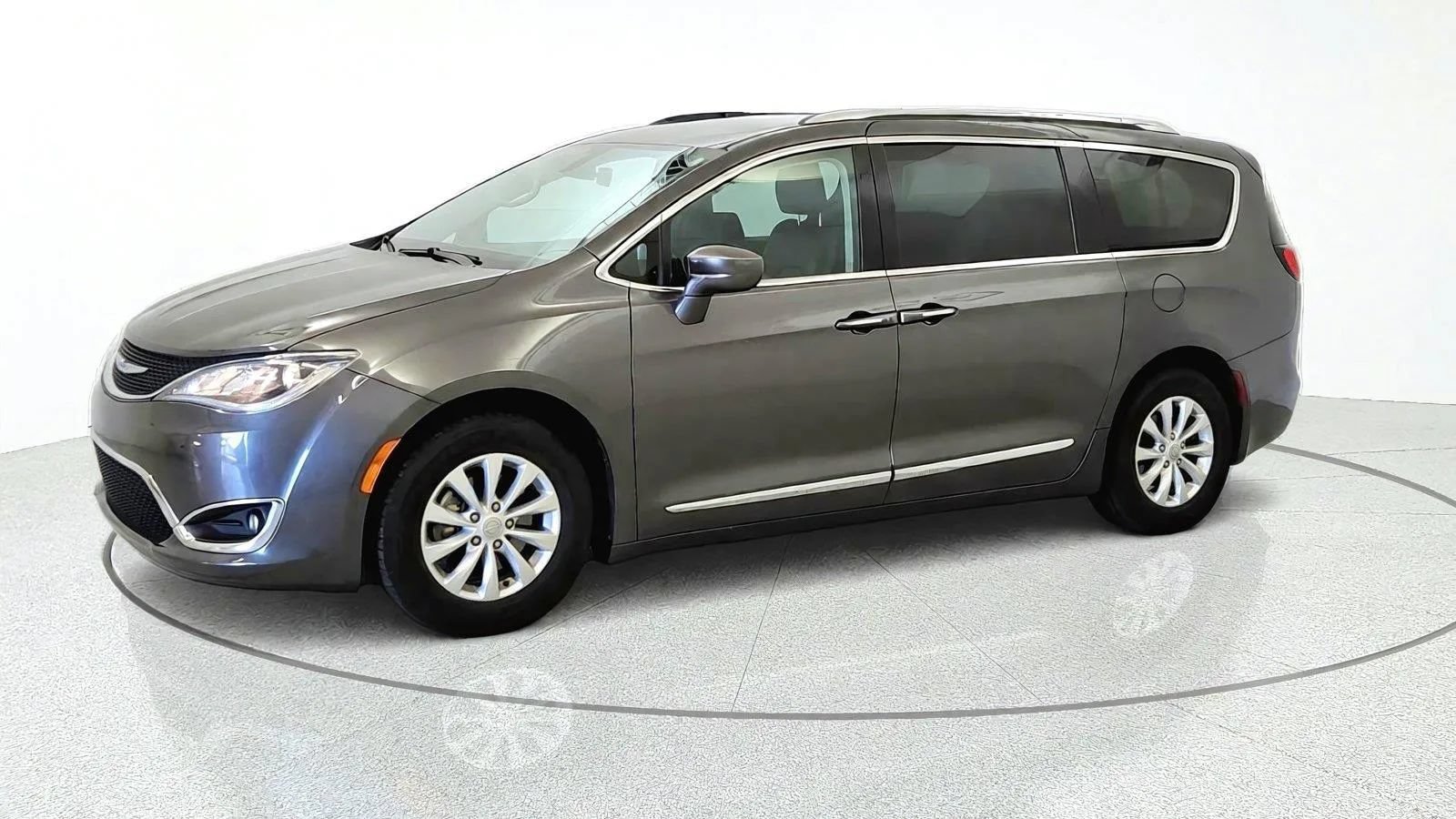 Used 2019 Chrysler Pacifica Touring-L FWD image 4
