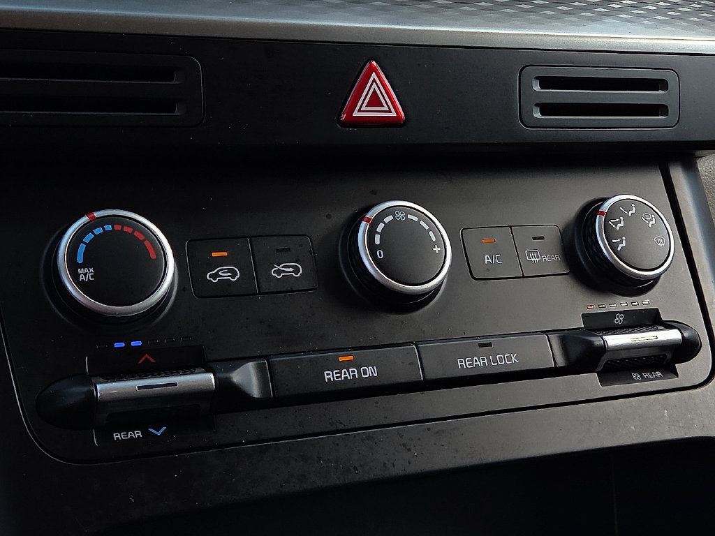 Used 2024 Kia Carnival LX FWD image 16