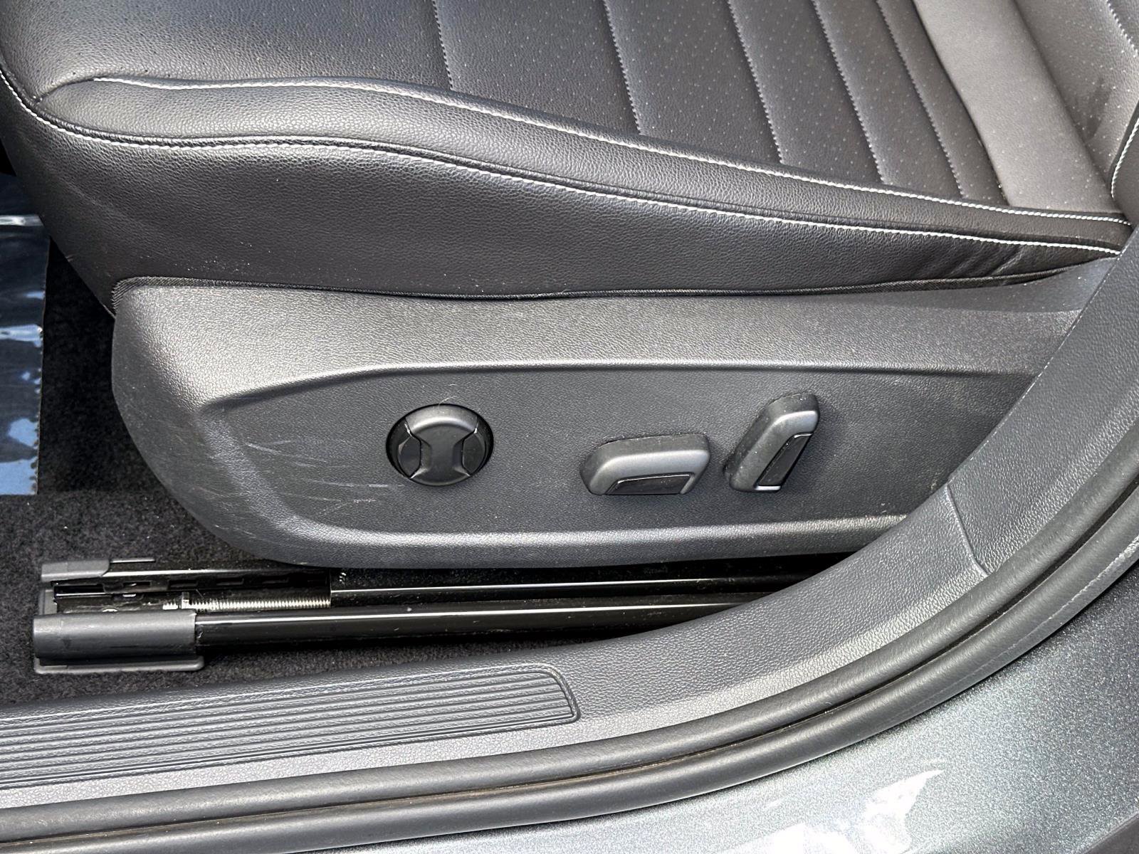 Used 2023 Volkswagen Jetta SE w/ Panoramic Sunroof Package image 17