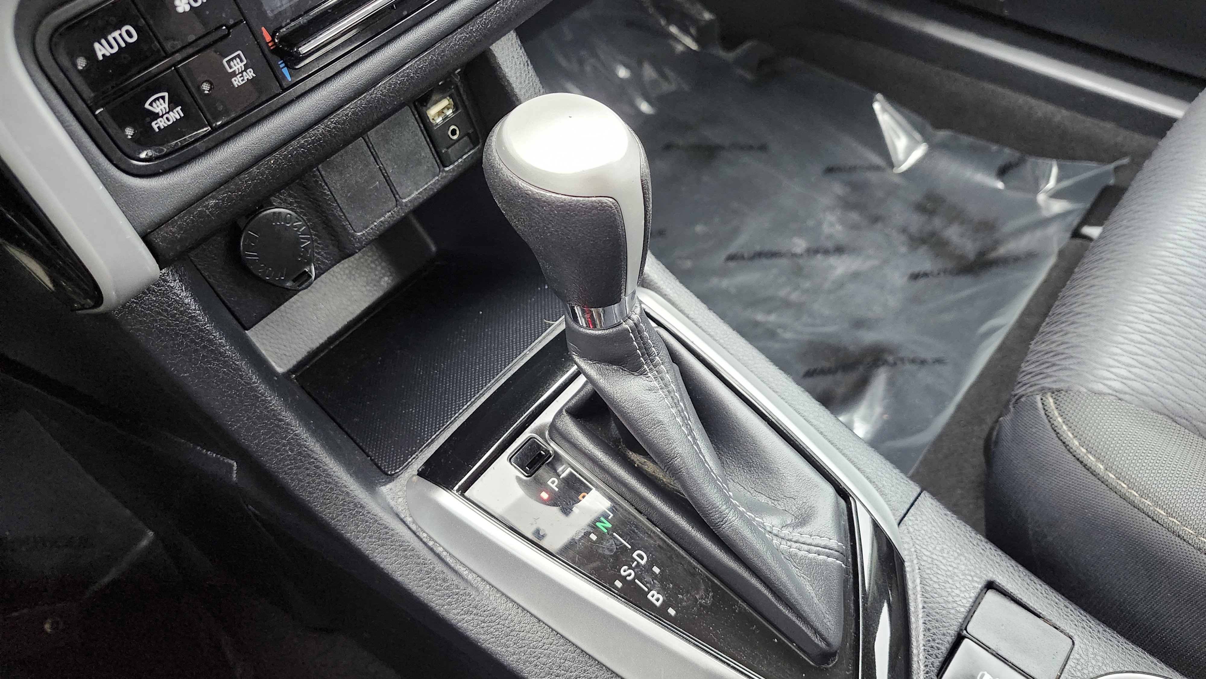 Used 2017 Toyota Corolla LE image 28