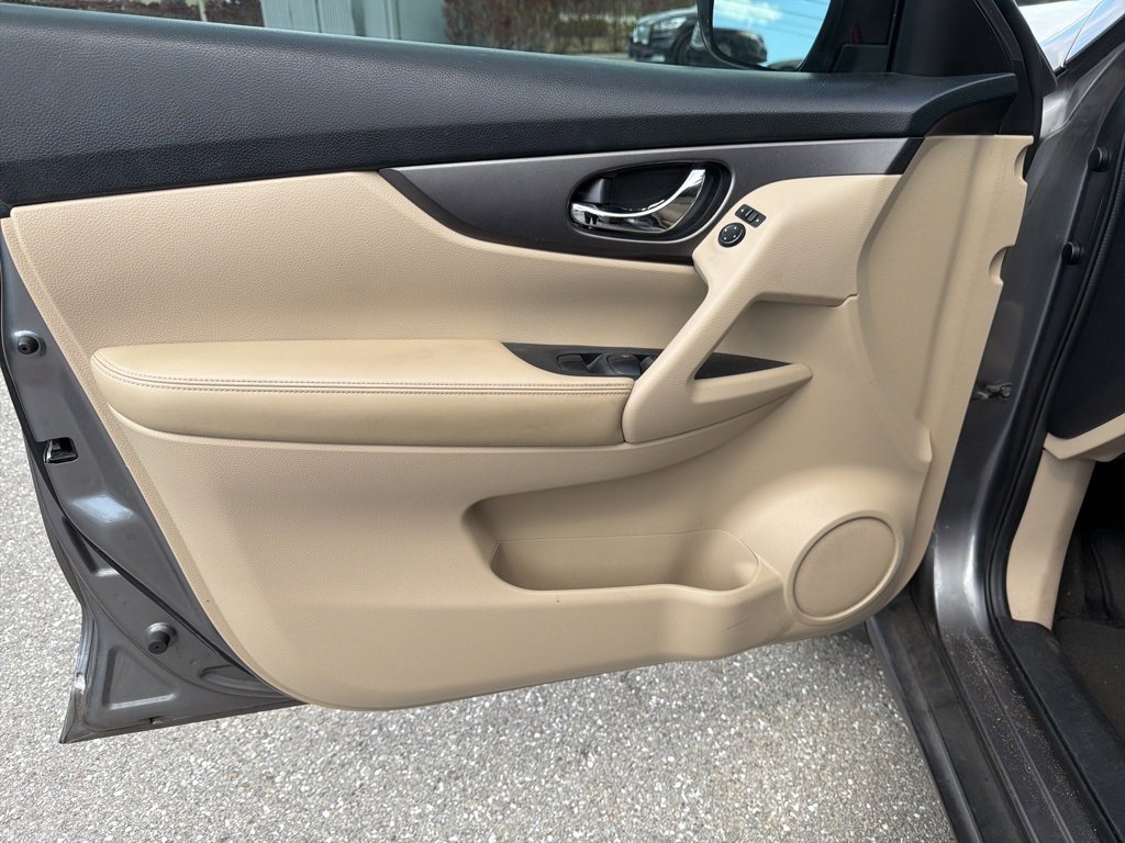 Used 2016 Nissan Rogue SV image 13