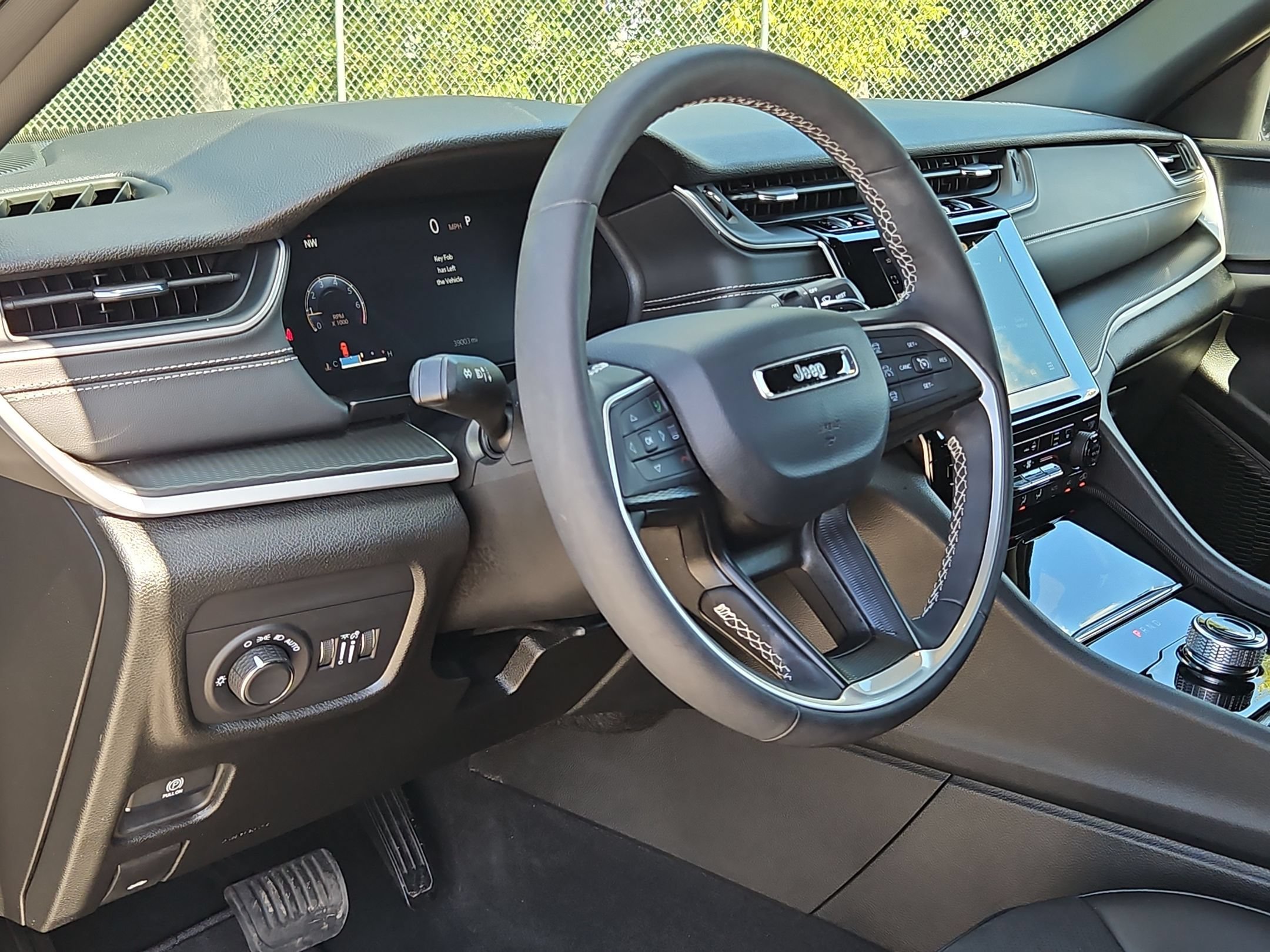 Used 2025 Jeep Grand Cherokee Laredo RWD image 10
