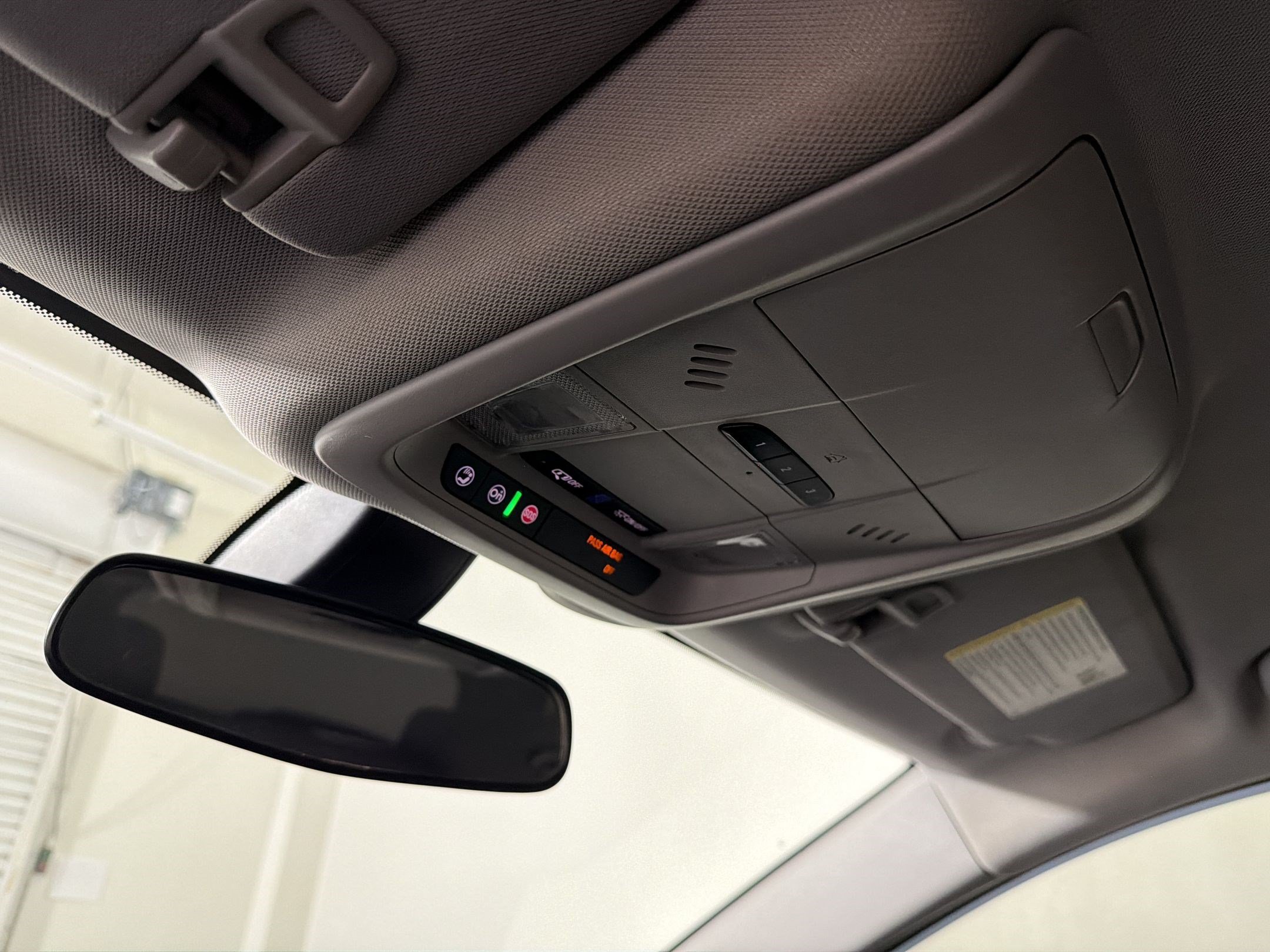Used 2018 Chevrolet Equinox LT FWD image 17