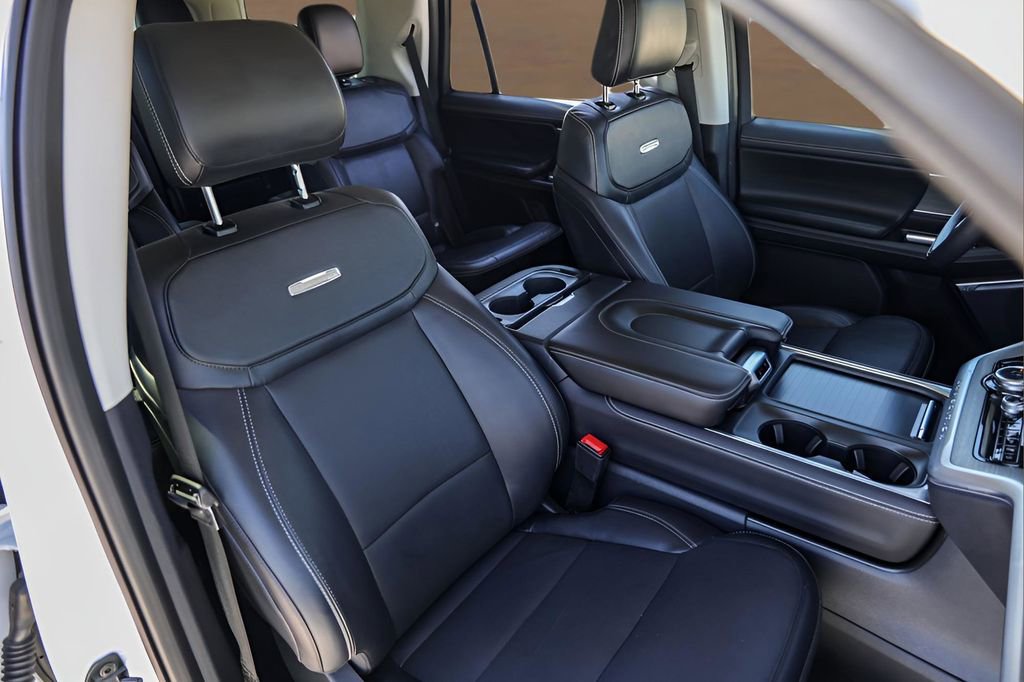 Used 2025 Ford Expedition Platinum image 33