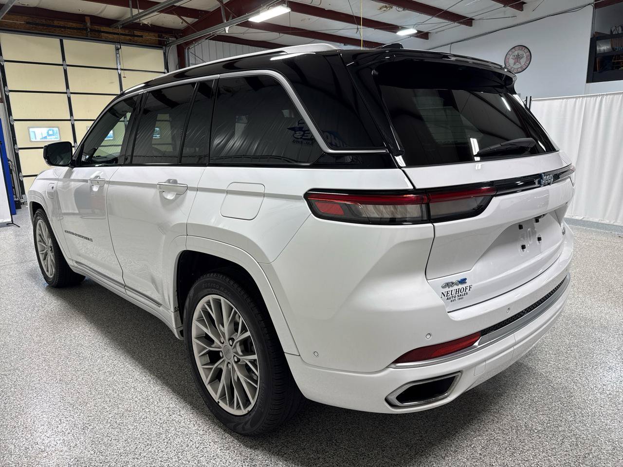 Used 2023 Jeep Grand Cherokee Summit w/ Luxury Tech Group V AWD/4WD image 4