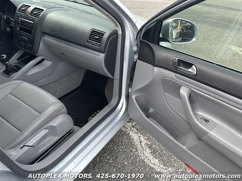 Used 2006 Volkswagen Jetta TDI FWD image 10