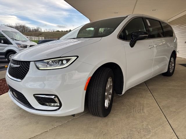 Used 2025 Chrysler Pacifica Select image 7