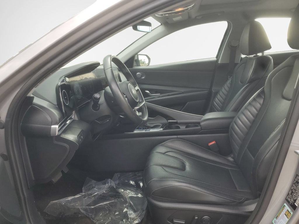 Used 2025 Hyundai Elantra Limited FWD image 12