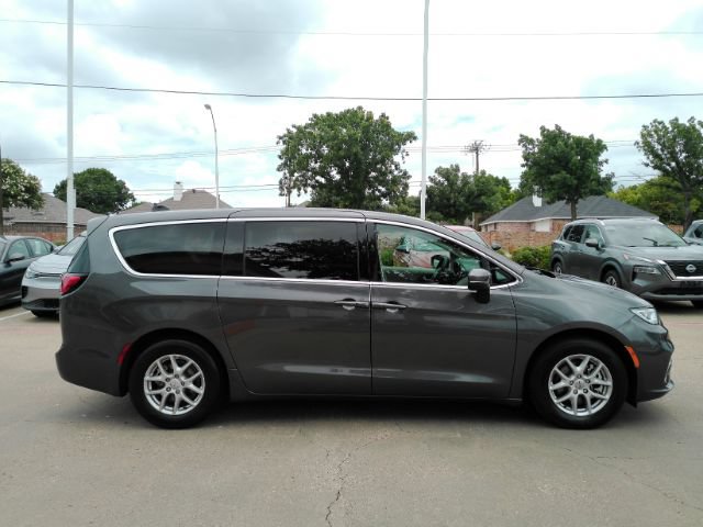 Used 2023 Chrysler Pacifica Touring-L FWD image 5