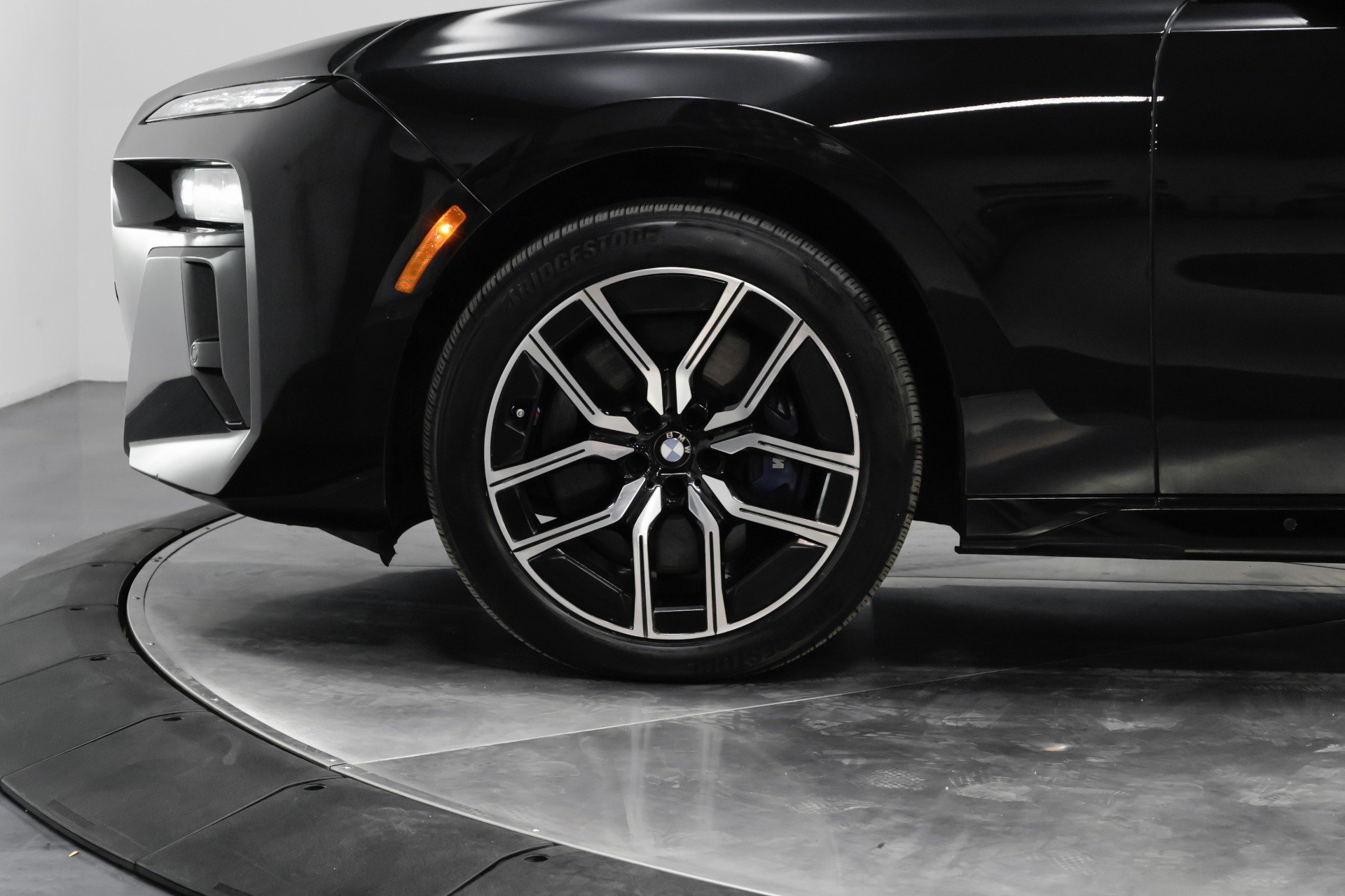 Used 2023 BMW 760i xDrive w/ Executive Package image 22