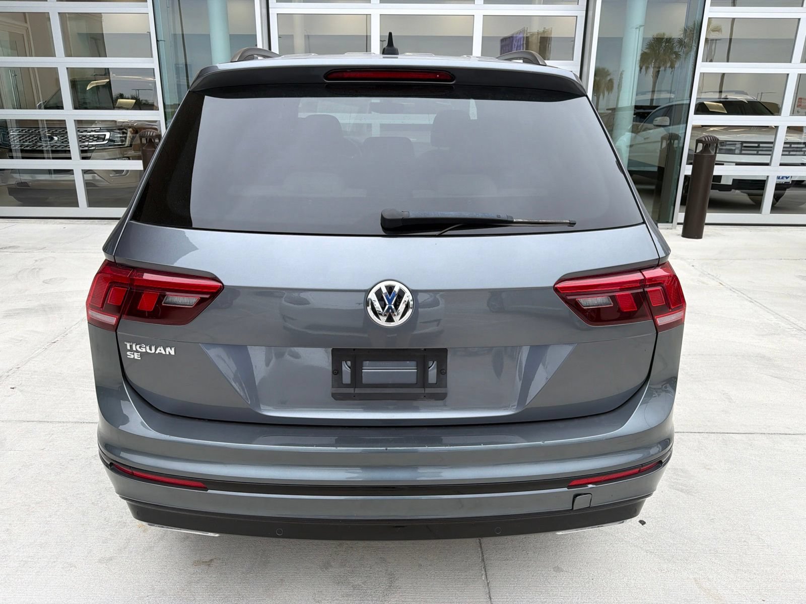 Used 2021 Volkswagen Tiguan SE R-Line FWD image 4